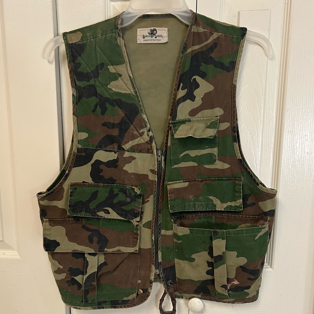 Men's Black Sheep Camouflage Outdoor Vest - Picture 2 of 4